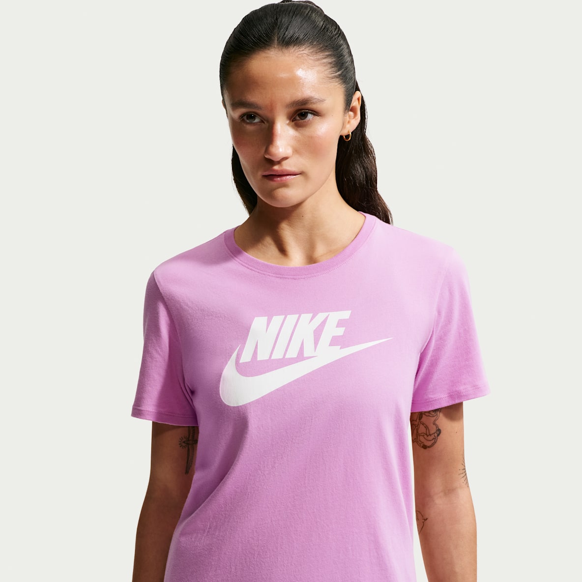Nike Sportswear Essentials Playera con logotipo para mujer