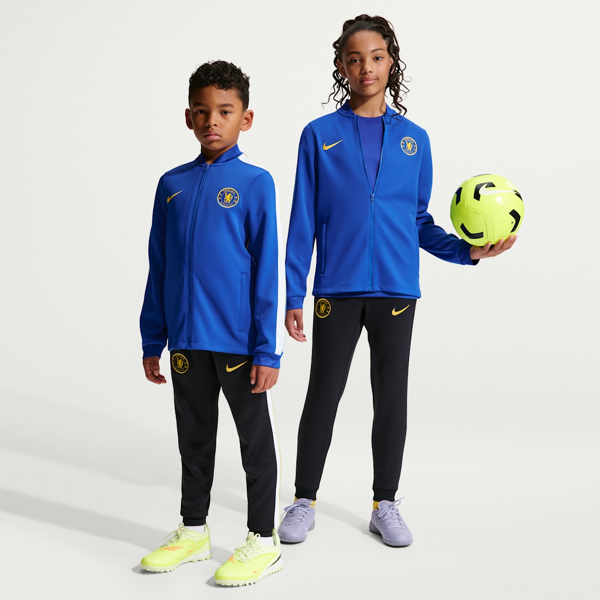 Chelsea F.C. Strike Older Kids' Nike Dri-FIT Football Knit Tracksuit