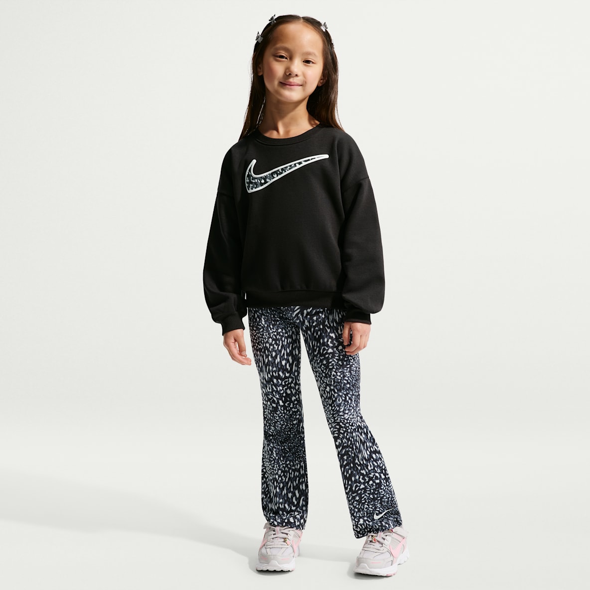Nike Set aus Rundhalsshirt und bedruckten Leggings für jüngere Kinder