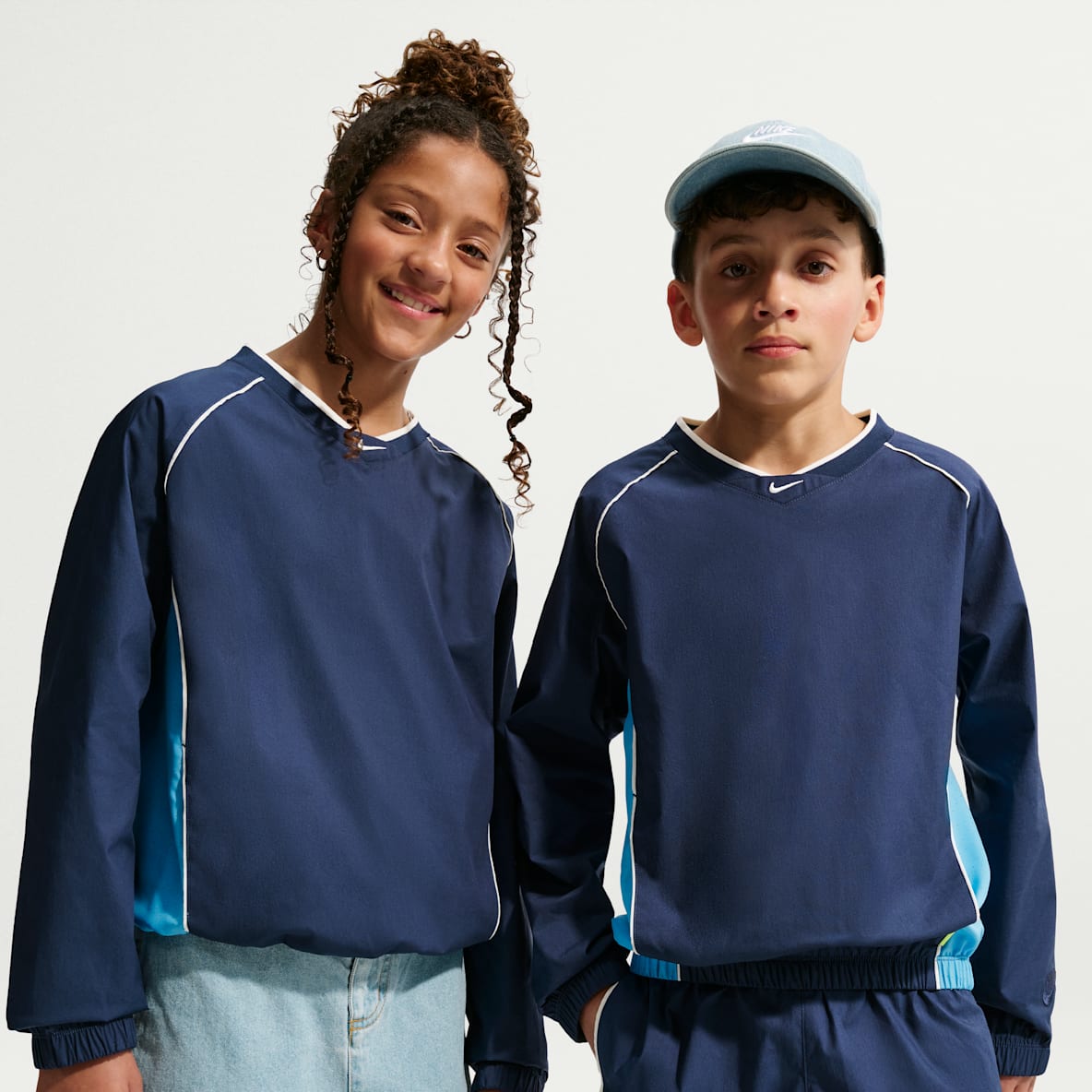Nike Sportswear Playera de manga larga de tejido Woven de cuello en V para niños talla grande