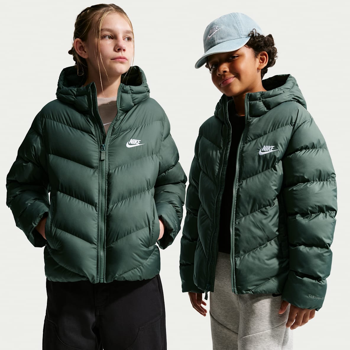 Nike Sportswear All Day Play Therma-FIT-dynejakke med løs pasform til større børn
