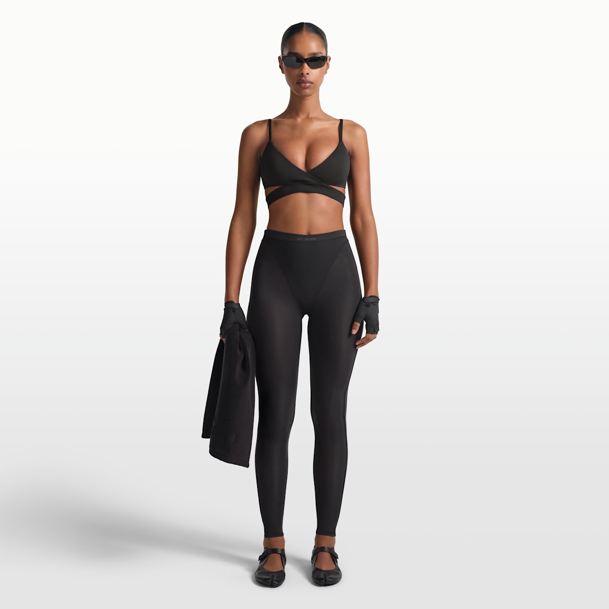 NikeSKIMS Weightless Layers Leggings de tiro alto con panel en V para mujer