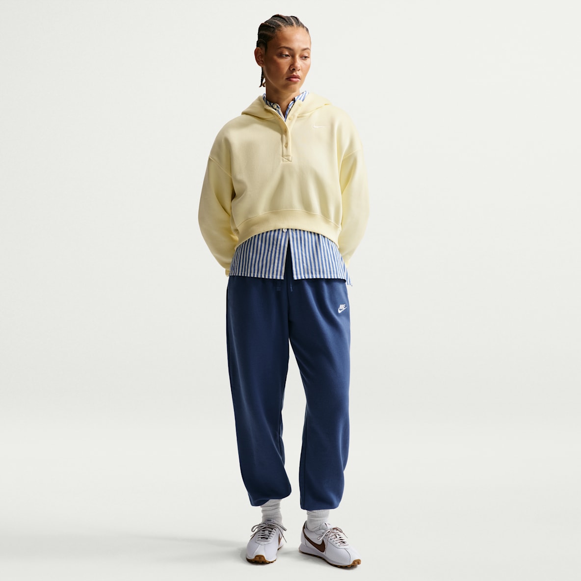 Nike Sportswear Club Fleece Pantalones de entrenamiento oversized de tiro medio para mujer