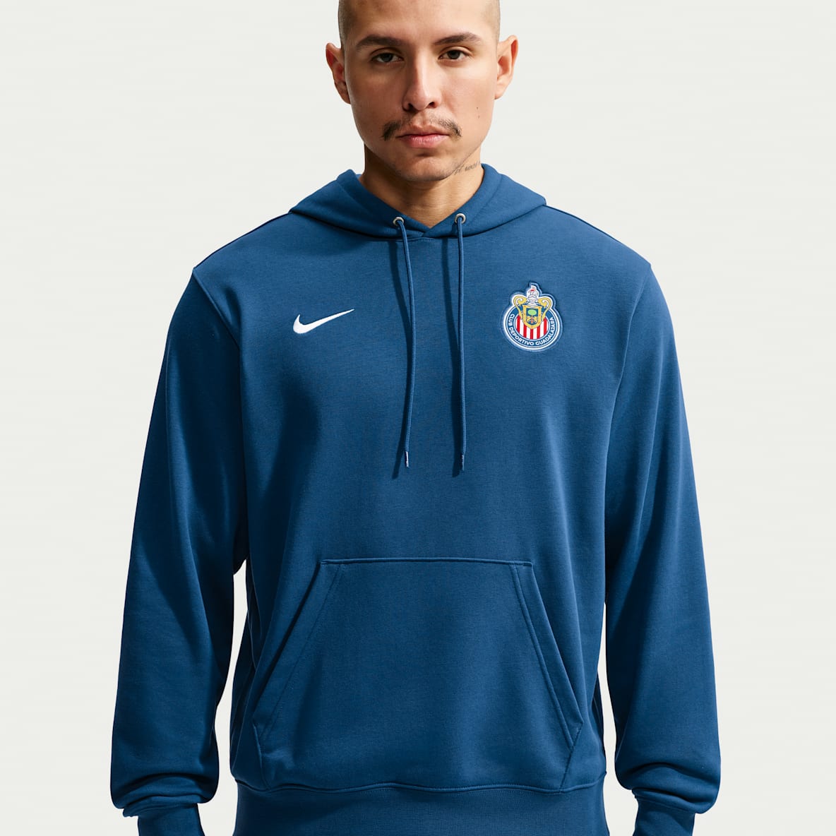 Chivas Sudadera con gorro sin cierre de futbol de French Terry Nike Club para hombre