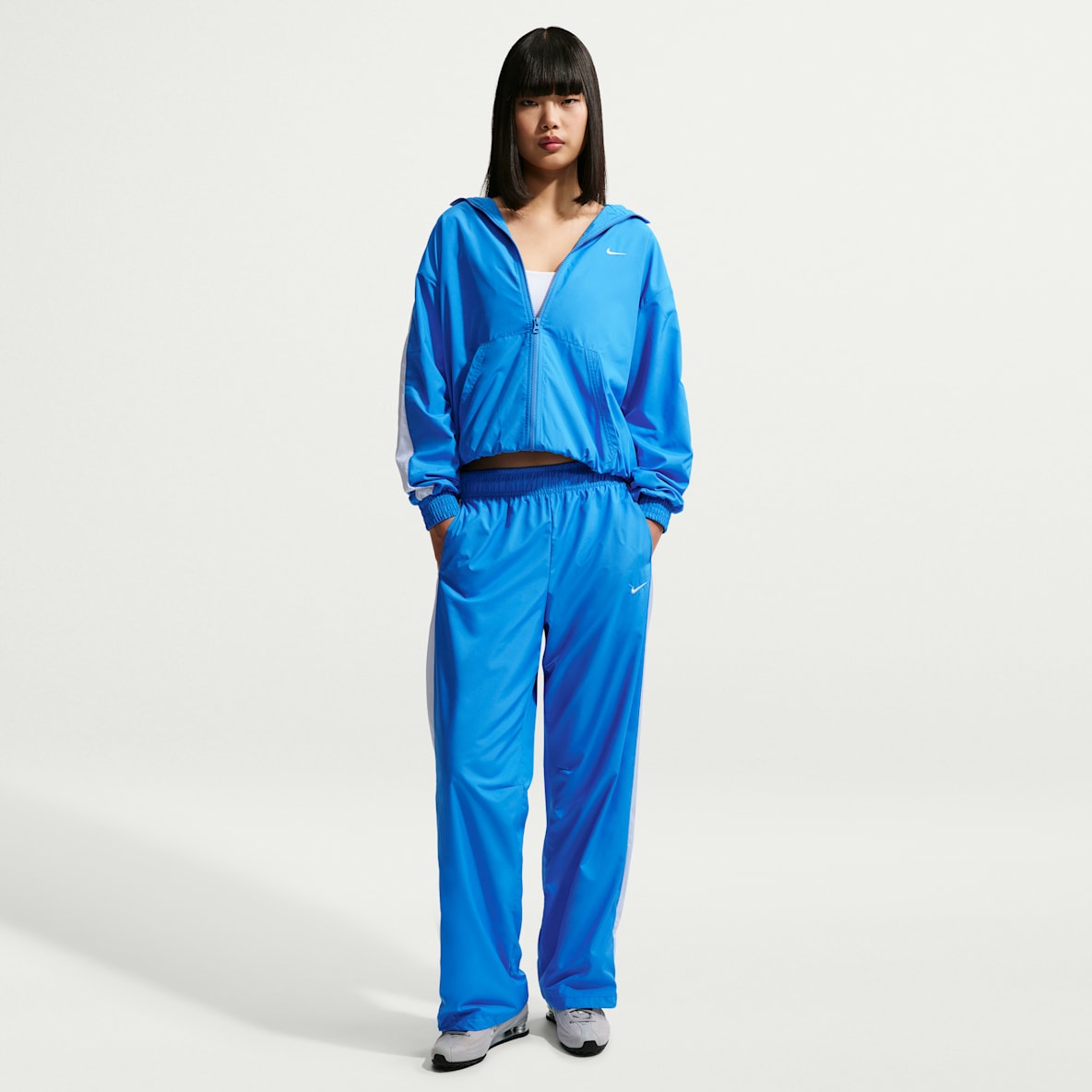 Nike Sportswear Classic Pants de tiro medio con dobladillo abierto para mujer