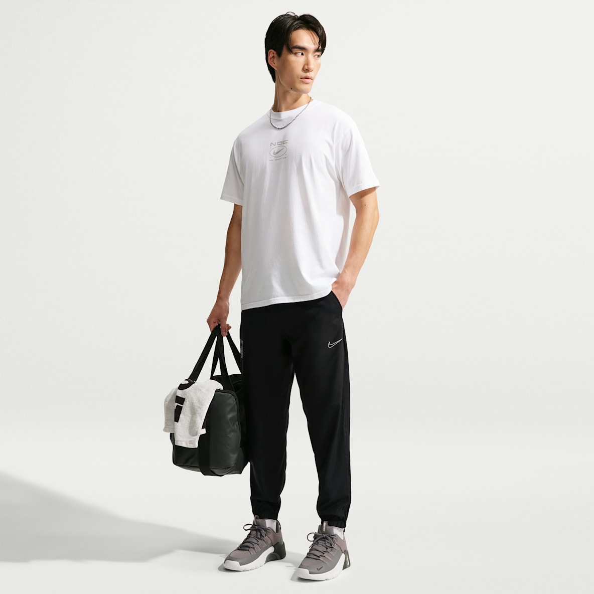 Nike Form Pants versátiles Dri-FIT de pierna entallada para hombre