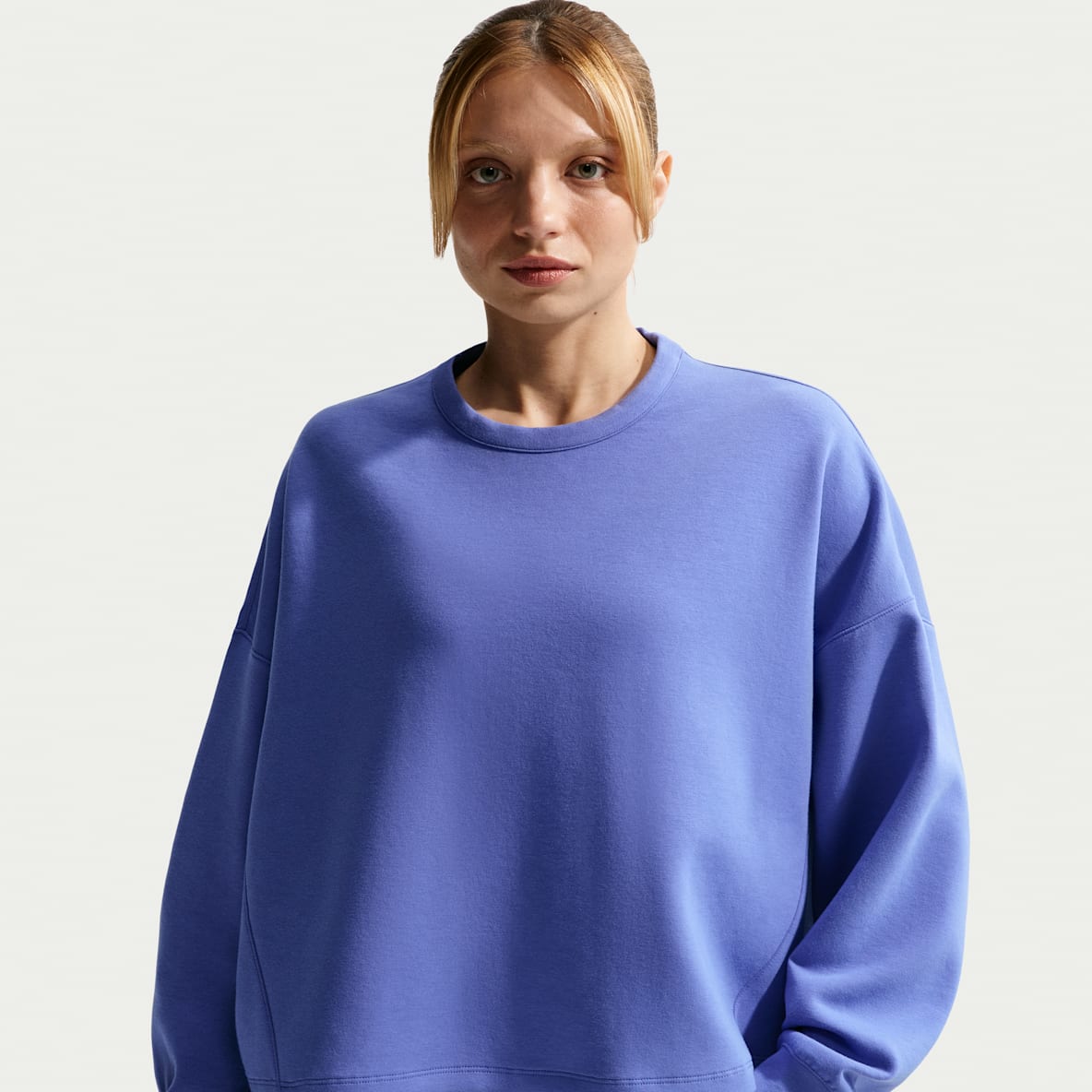 Nike 24.7 ImpossiblySoft Playera Dri-FIT oversized de cuello redondo para mujer