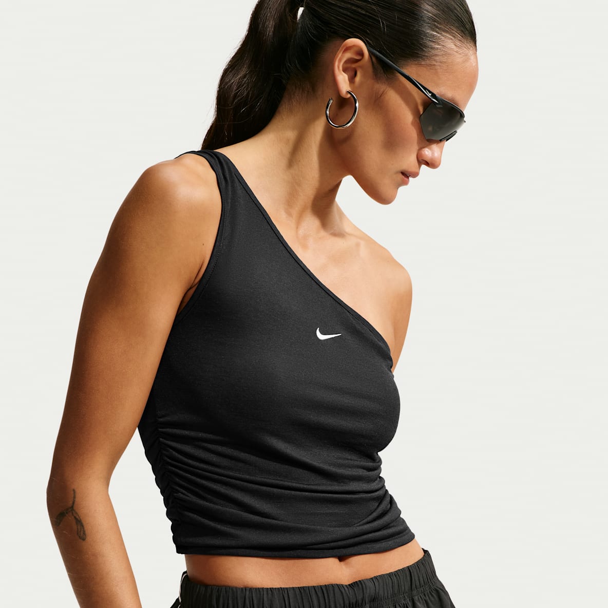 Nike Sportswear Camiseta de tirantes ajustada de un solo hombro para mujer