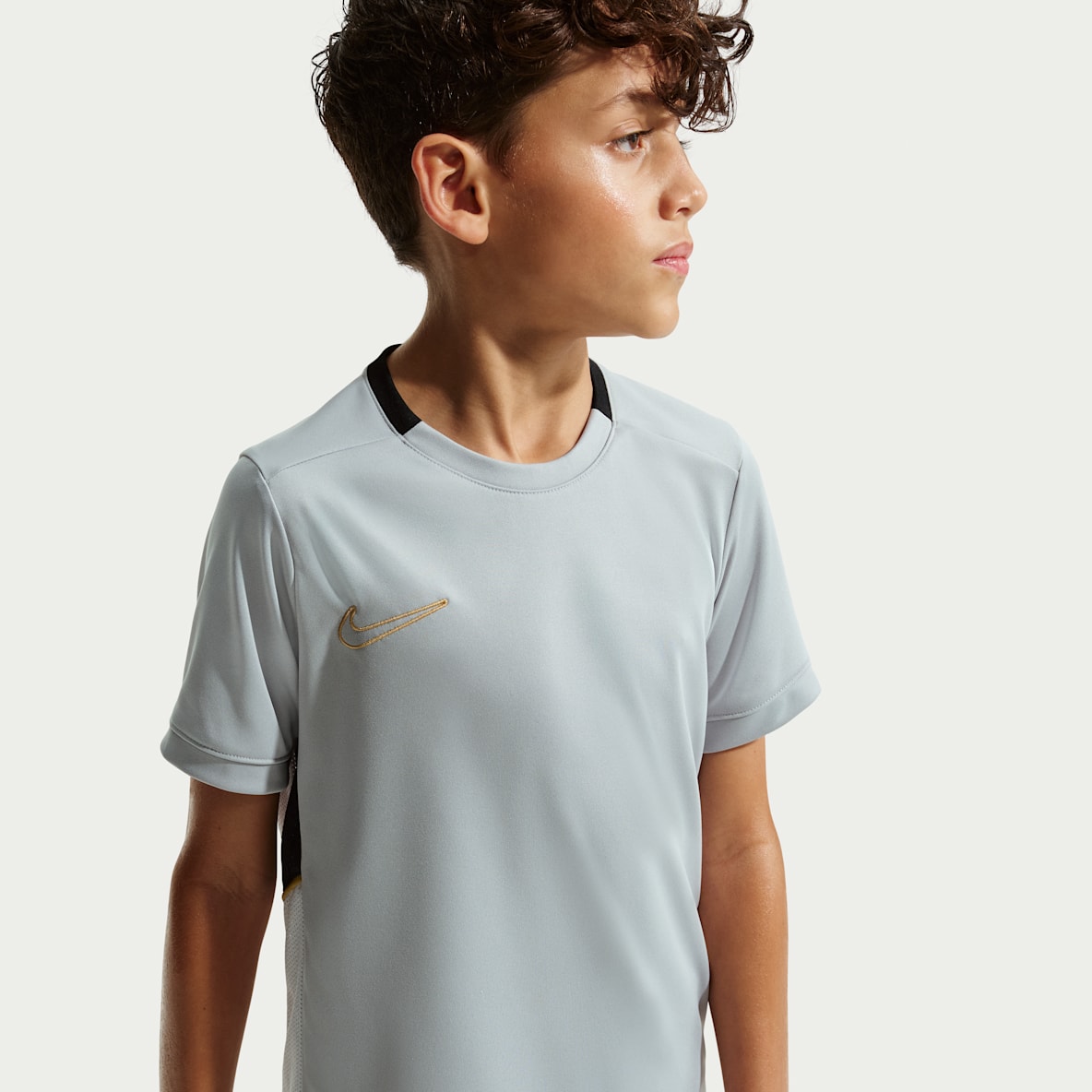 Nike Academy Playera de fútbol Dri-FIT para niños talla grande