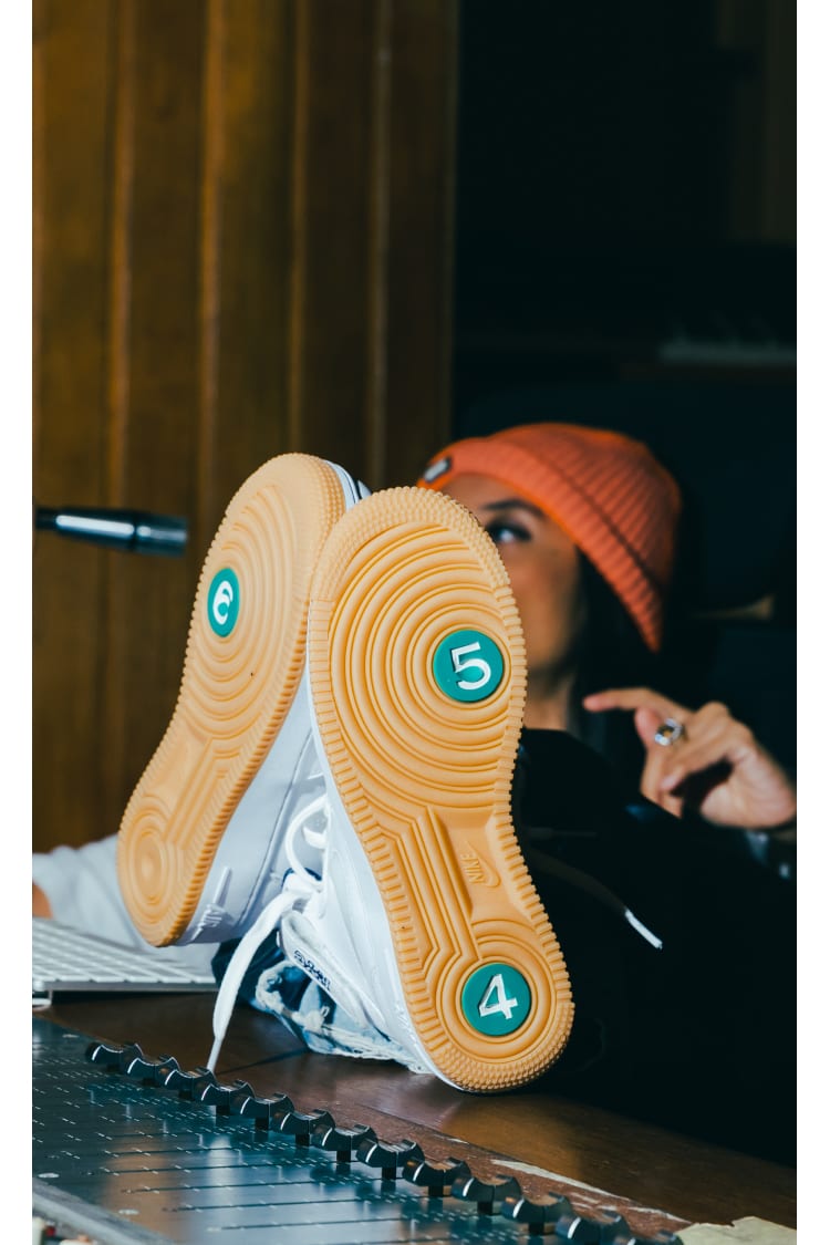 สไตล์ SNKRS: AF1 Mid Jewel “NYC” with ODD