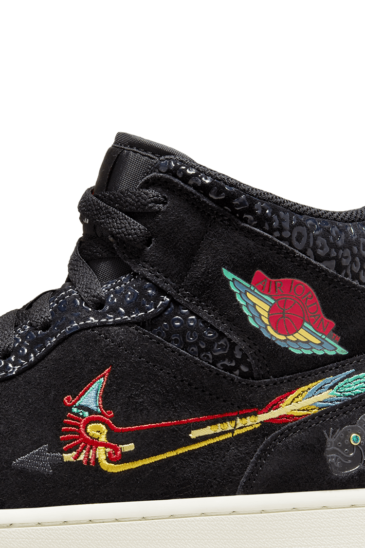 【NIKE公式】エア ジョーダン 1 MID 'Siempre Familia'（DN4904-001 / AJ 1 MID SE DOTD)