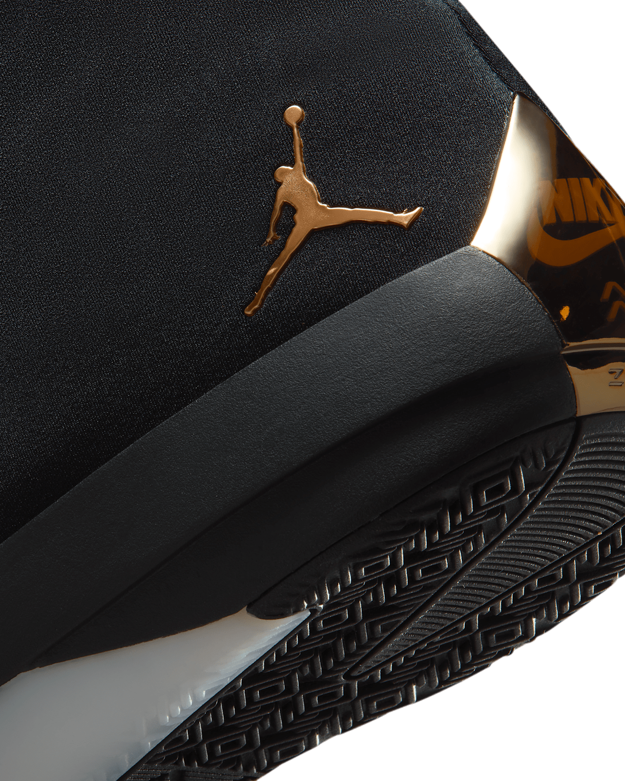 Fecha de lanzamiento de los Air Jordan 4028 "Black and Metallic Gold" (IR2085-001)
