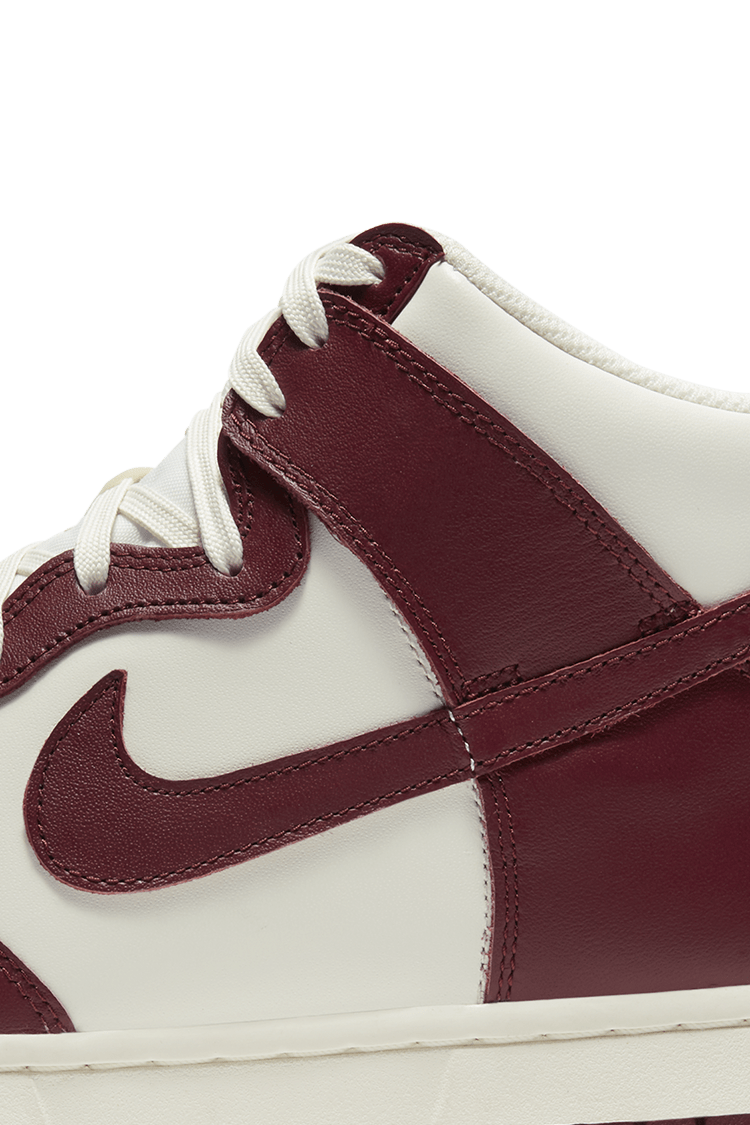 วันเปิดตัว Dunk High “Team Red” ผู้หญิง