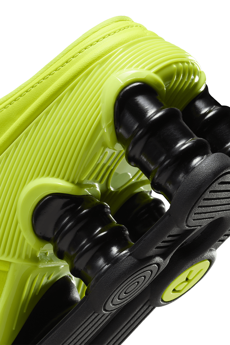 Fecha de lanzamiento de las Shox MR4 x Martine Rose "Safety Orange" (DQ2401-800)