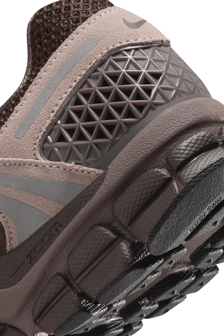 วันเปิดตัว Vomero 5 "Pink Oxford and Plum Eclipse" ผู้หญิง (FV1166-200)