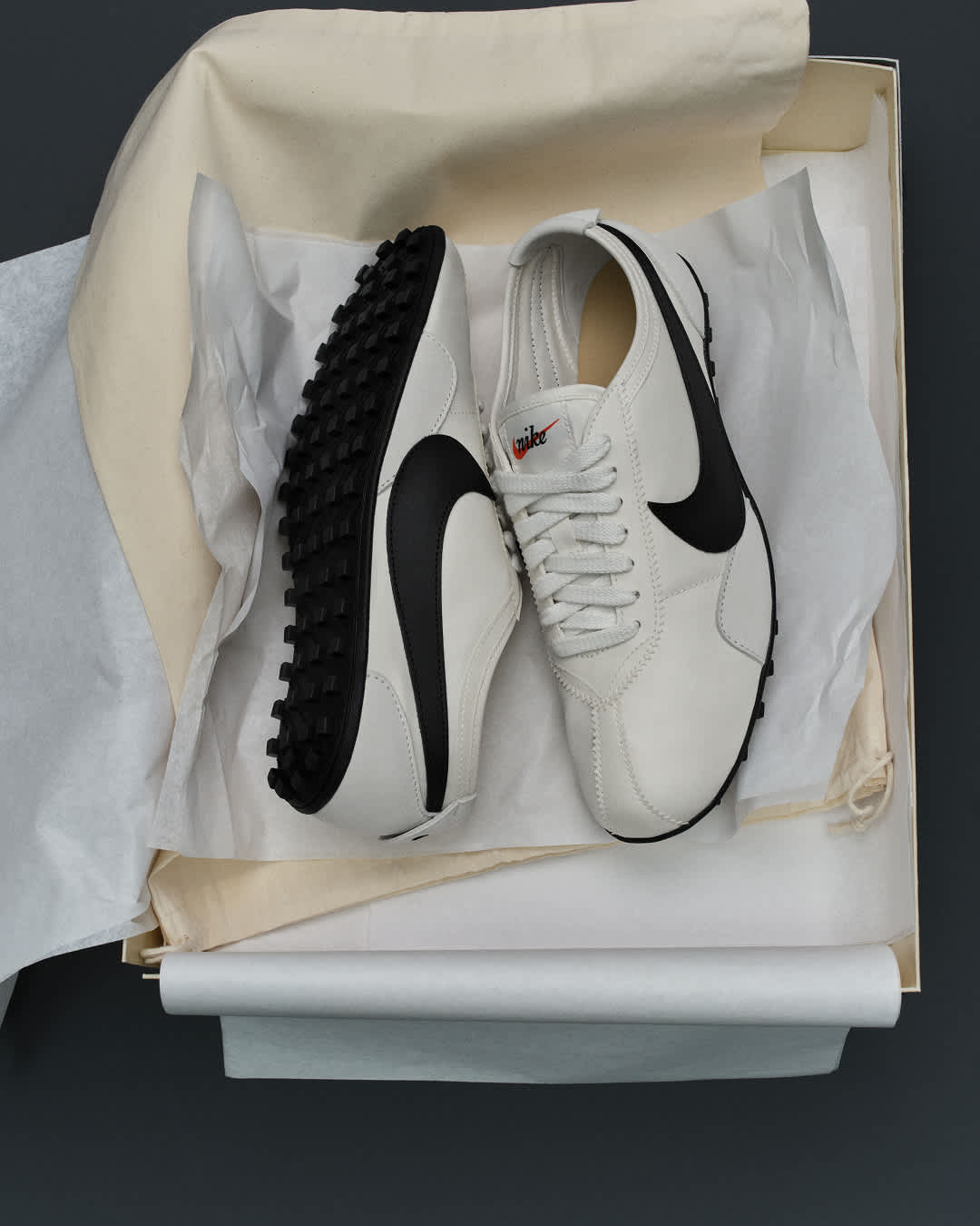 우먼스 문 슈 'Soft Pearl and Black'(II0407-001) 출시일