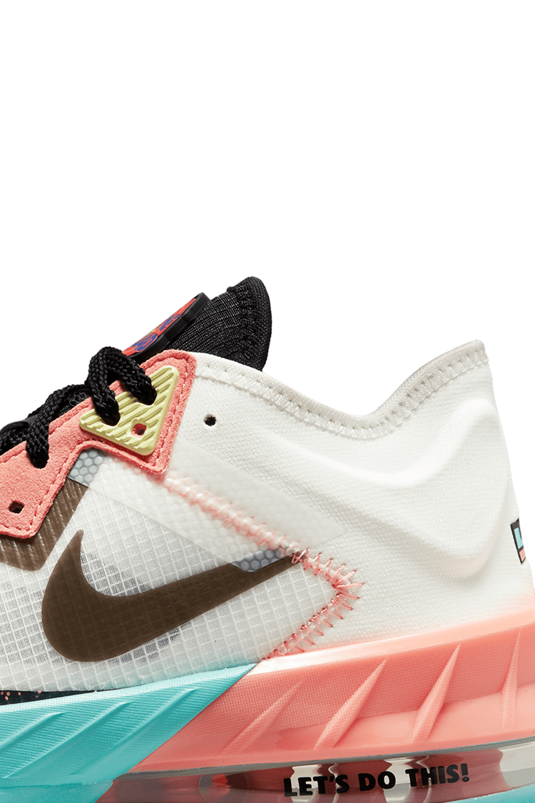 【NIKE公式】ジュニア レブロン 18 LOW x スペース・プレイヤーズ 'Summit White' (DJ3760-115 / LEBRON 18 LOW SPACE JAM LOLA GS)