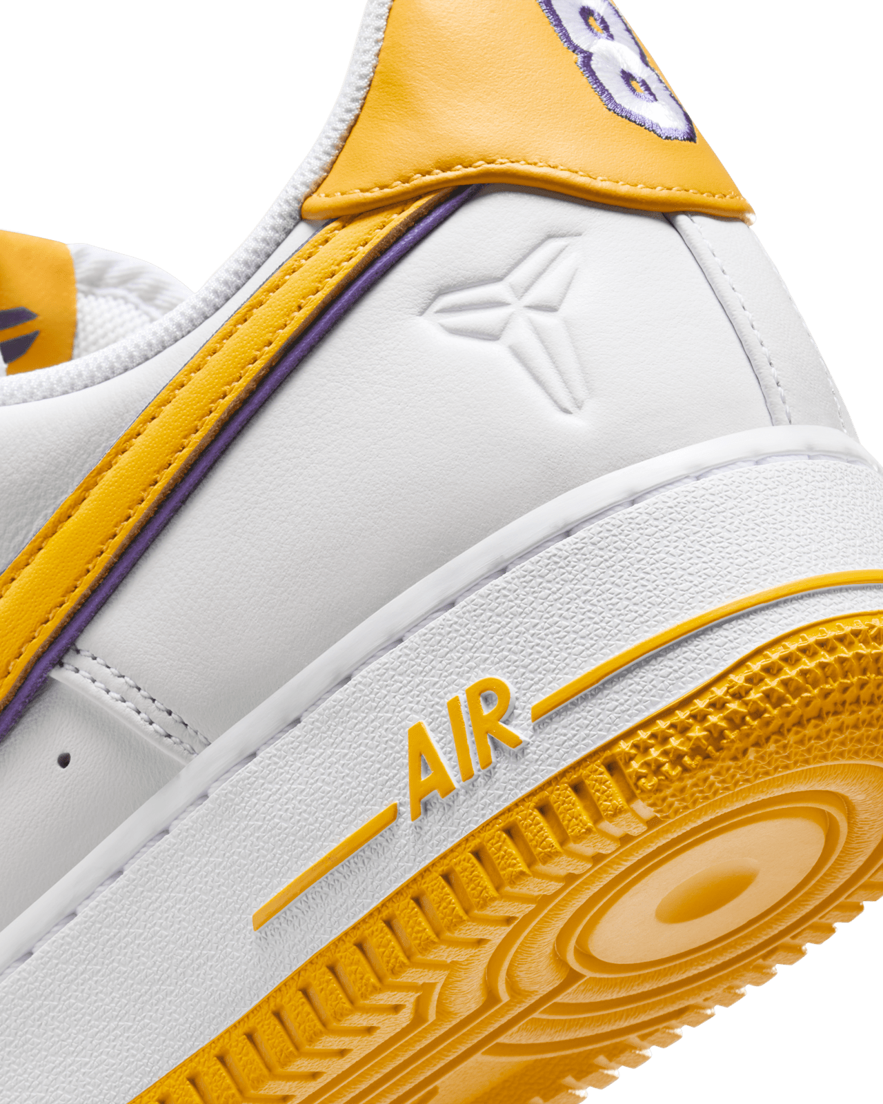 【NIKE公式】エア フォース 1 LOW x コービー 'Varsity Maize and Varsity Purple' (FZ1151-100 / AF 1 LOW RETRO QS KB)