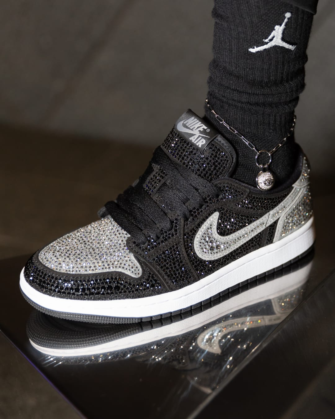【NIKE公式】ウィメンズ エア ジョーダン 1 LOW OG Swarovski® 'Crystal' (HM9208-001 / W AJ1 RETRO LOW OG SWAROVSKI)