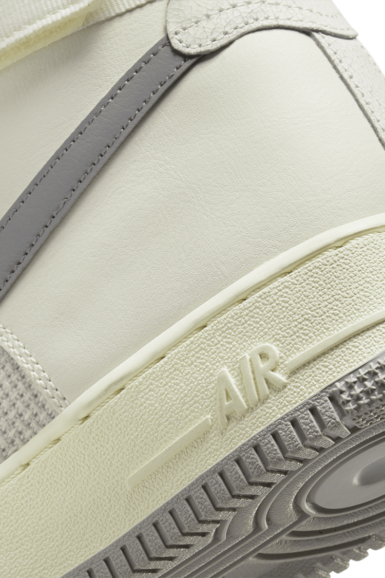 วันเปิดตัว Air Force 1 High '07 LV8 "Sail and Medium Grey" (DM0209-100)