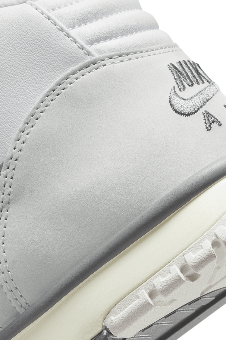 วันเปิดตัว Air Trainer 1 “Photon Dust and Light Smoke” (DM0521-001)