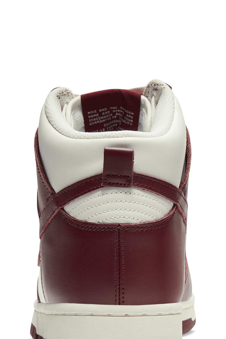 วันเปิดตัว Dunk High “Team Red” ผู้หญิง