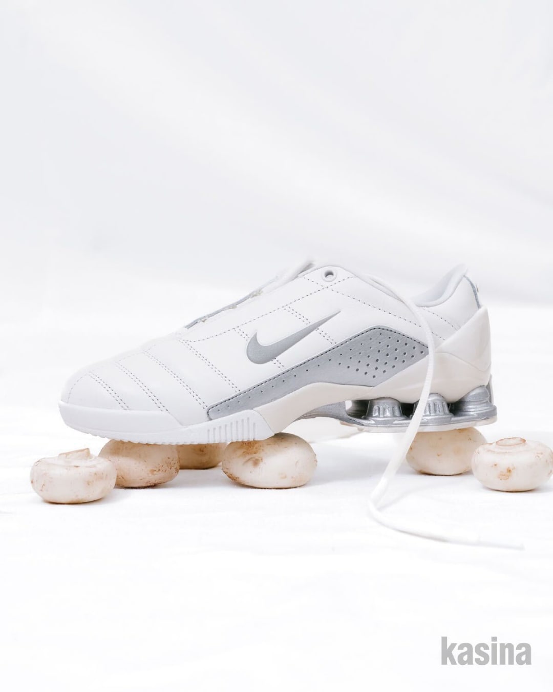 우먼스 토탈 90 샥스 마지아 'Sail and Metallic Silver'(IO9300-100) 출시일