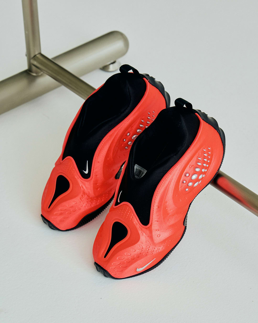 우먼스 퍼스트 사이트 쉐도우 'Light Crimson and Metallic Silver'(HQ2410-600) 출시일