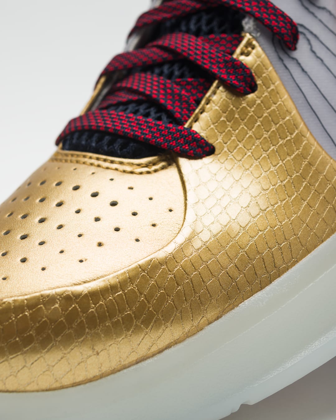 Kobe Vault: Kobe IV 'Metallic Gold and Dark Obsidian' . Nike SNKRS