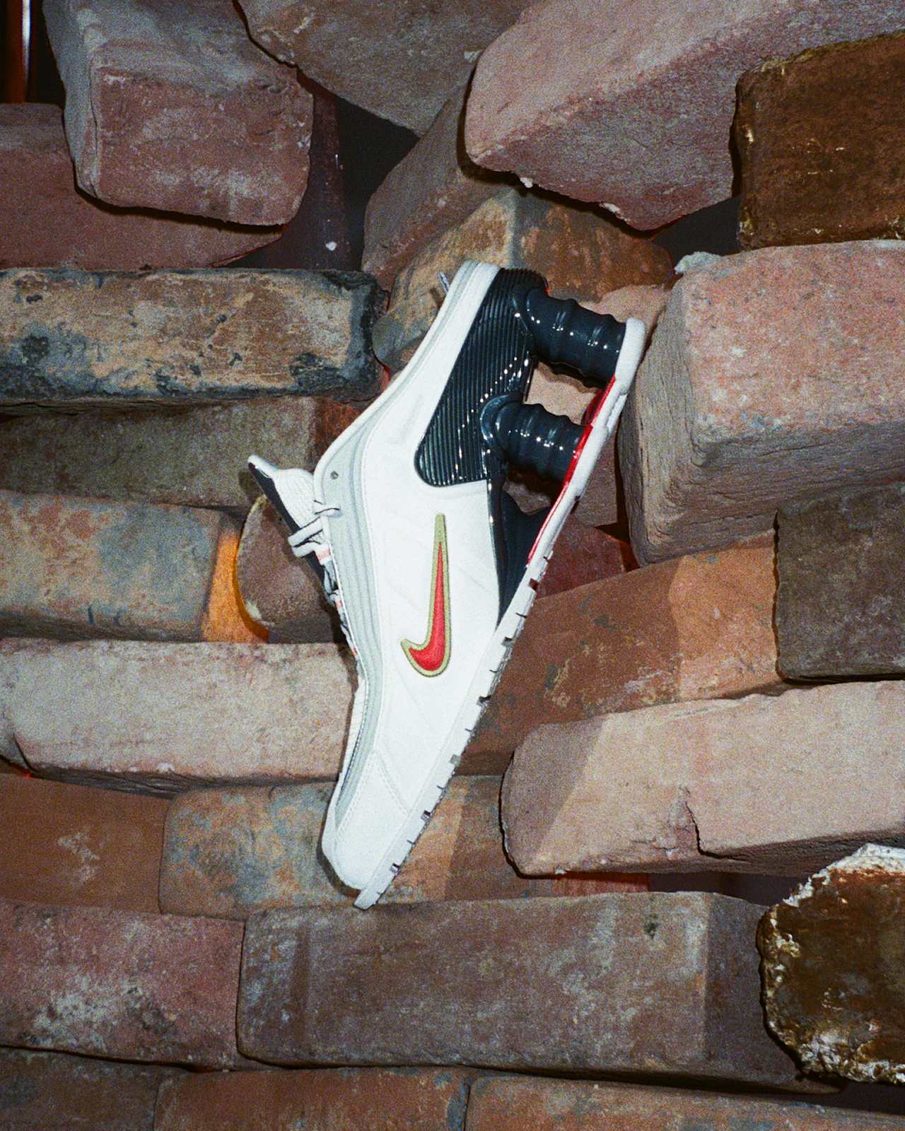 우먼스 샥스 MR4 'White and Varsity Red'(IM5420-100) 출시일