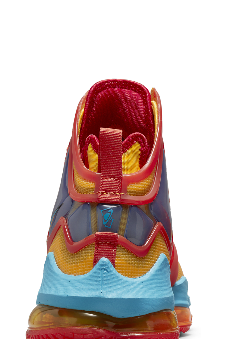 วันเปิดตัว LeBron 19 “Uniform Hook”