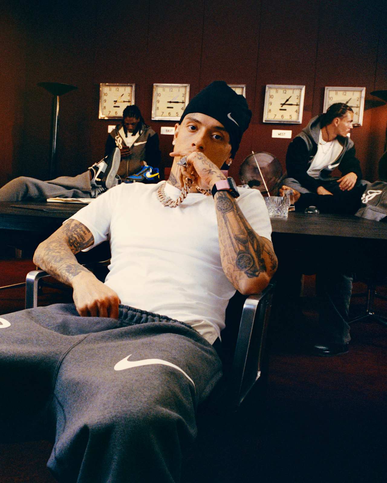 Air Force 1 '07 x Syna „Black and Light Smoke Grey” (IO9974-010) – megjelenési dátum