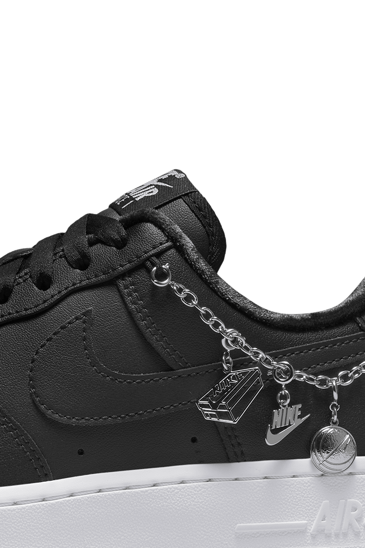 【NIKE公式】レディース エア フォース 1 'Black Pendant' (DD1525-001 / WMNS AF 1 '07 LX)