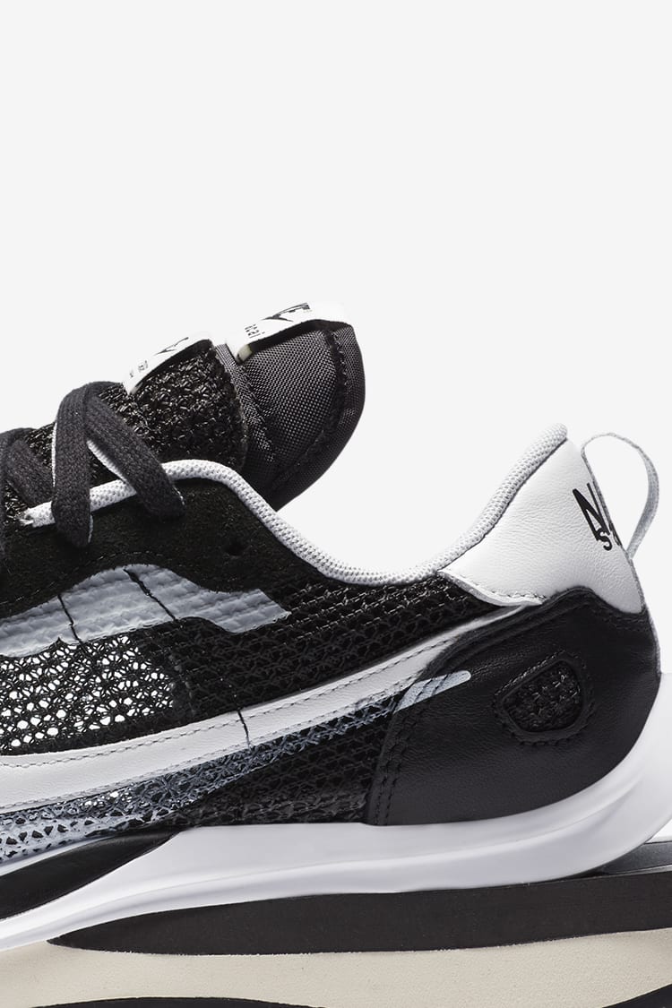 วันเปิดตัว Nike x sacai VaporWaffle “Black and White”