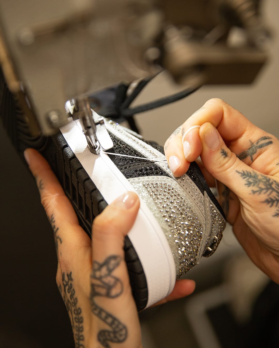 【NIKE公式】ウィメンズ エア ジョーダン 1 LOW OG Swarovski® 'Crystal' (HM9208-001 / W AJ1 RETRO LOW OG SWAROVSKI)