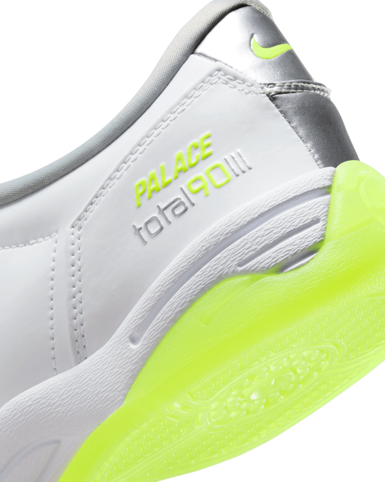 Data de llançament de les Total 90 x Palace "White and Metallic Silver" (IM1381-100)