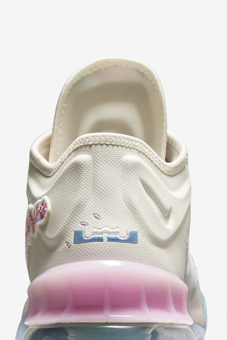 วันเปิดตัว LeBron 18 Low x Atmos “Cherry Blossom”