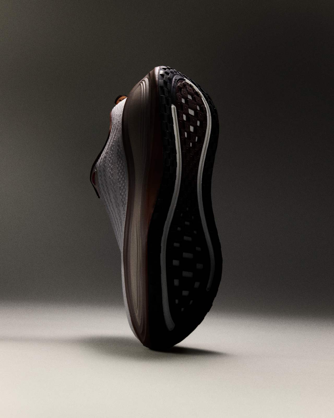 วันเปิดตัว Vomero Plus "Sail and Baroque Brown" (IO4482-100)