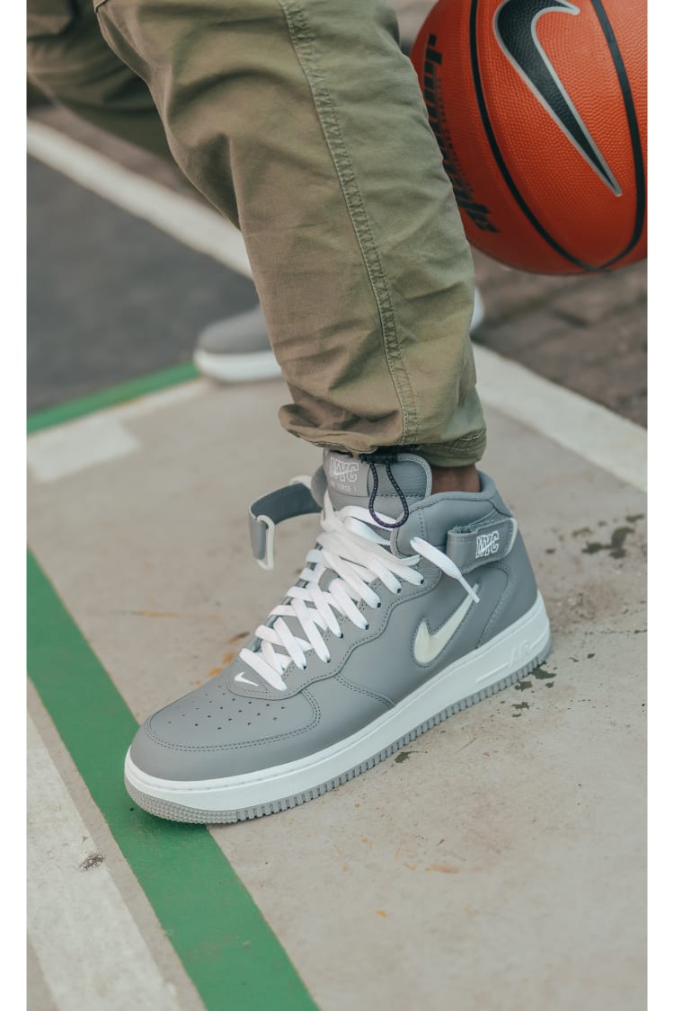 สไตล์ SNKRS: AF1 Mid Jewel “NYC” with ODD