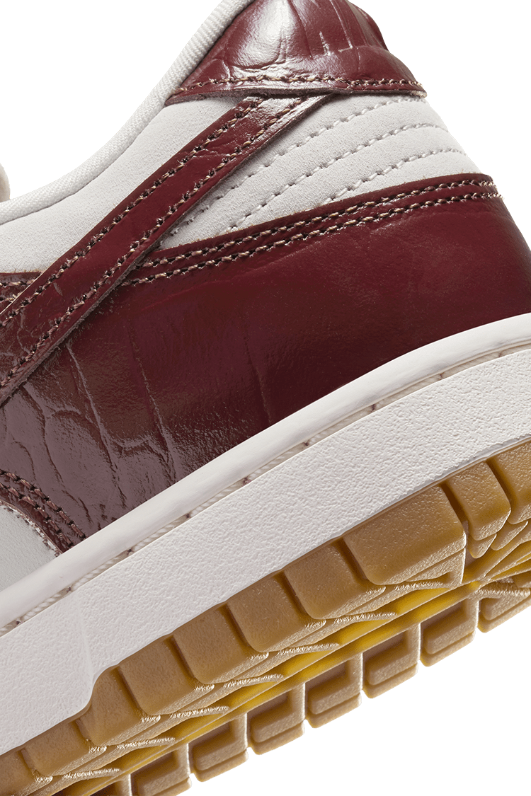 วันเปิดตัว Dunk Low LX "Dark Team Red and Phantom" ผู้หญิง (FJ2260-004)