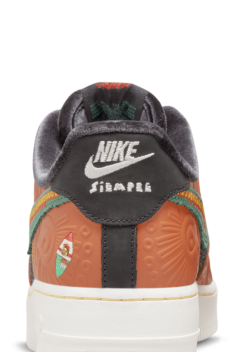 【NIKE公式】エア フォース 1 'Día de Muertos  - Siempre Familia' (DO2157-816 / AF 1 '07 LX DDM)