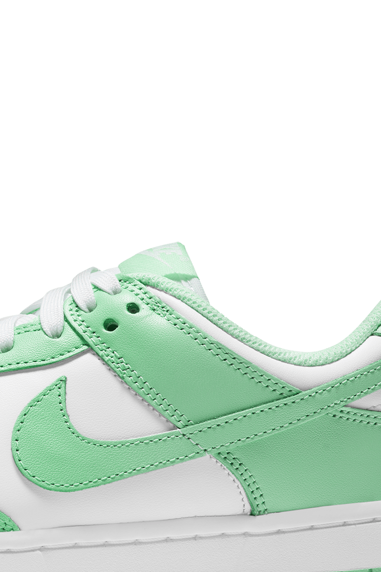 วันเปิดตัว Dunk Low “Green Glow” ผู้หญิง