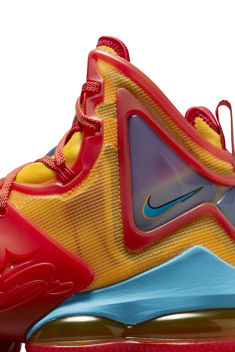 วันเปิดตัว LeBron 19 “Uniform Hook”