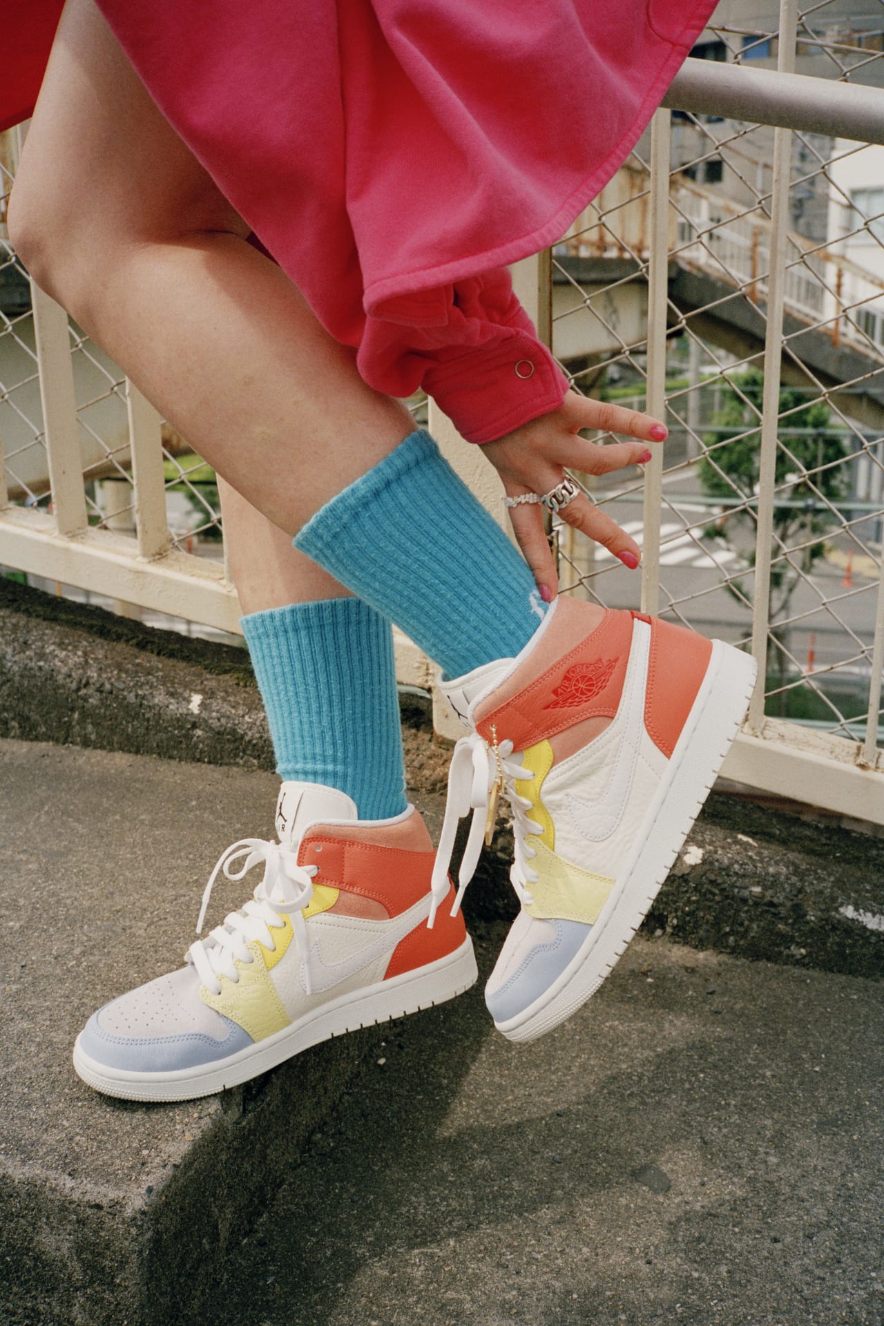 NIKE公式】レディース エア ジョーダン 1 MID 'To My First Coach' (DJ6908-100 / WMNS AJ 1 MID).  Nike SNKRS