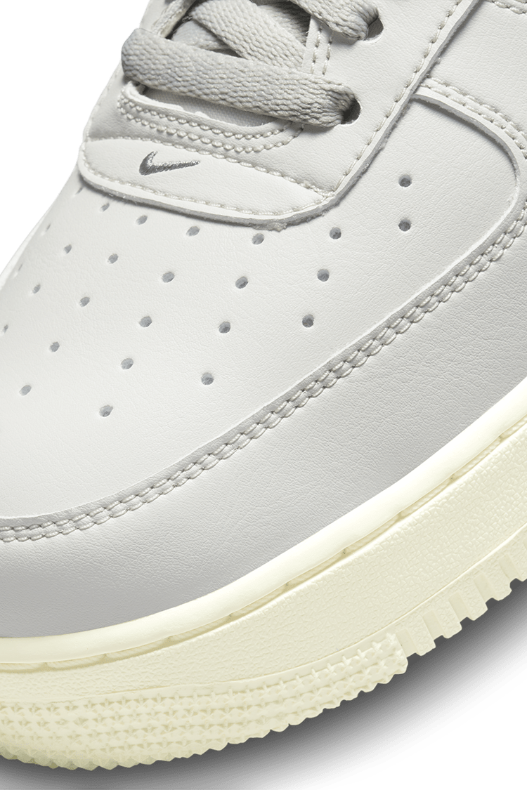 【NIKE公式】エア フォース 1 'Light Bone and Coconut Milk' (DC8894-001 / AF 1 '07 LX VTG)