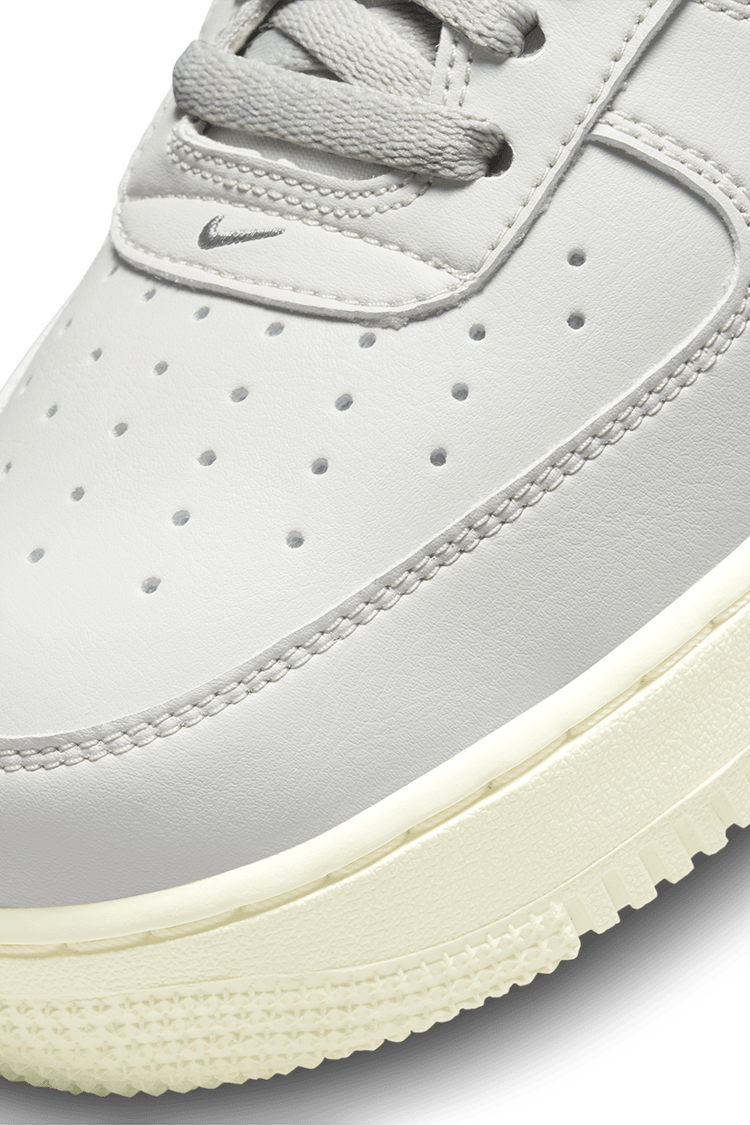 Air Force 1 "Light Bone and Coconut Milk" (DC8894-001) Lansman Tarihi
