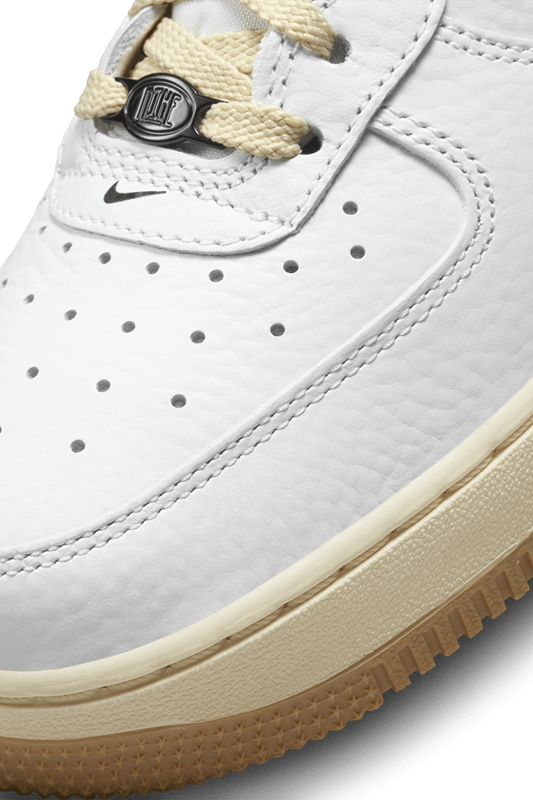 Fecha de lanzamiento del Air Force 1 '07 "Black and Summit White" para mujer (DR0148-101)