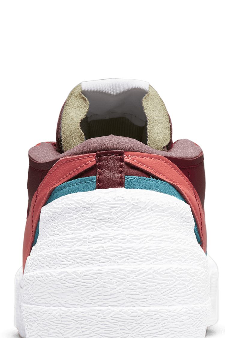 Fecha de lanzamiento del sacai x KAWS Blazer Low "Team Red" (DM7901-600)