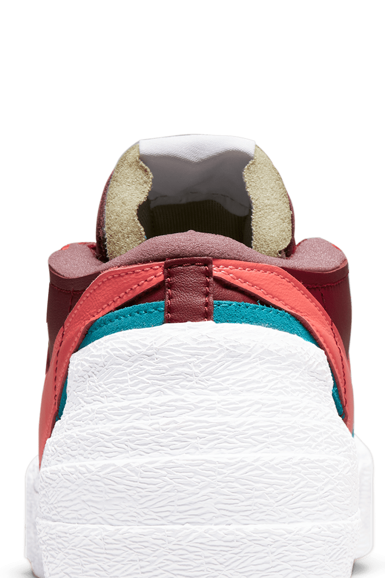 NIKE公式】sacai x KAWS ブレーザー LOW 'Team Red'(DM7901-600 NIKE公式】sacai x KAWS ブレーザー LOW 'Team Red'(DM7901-600