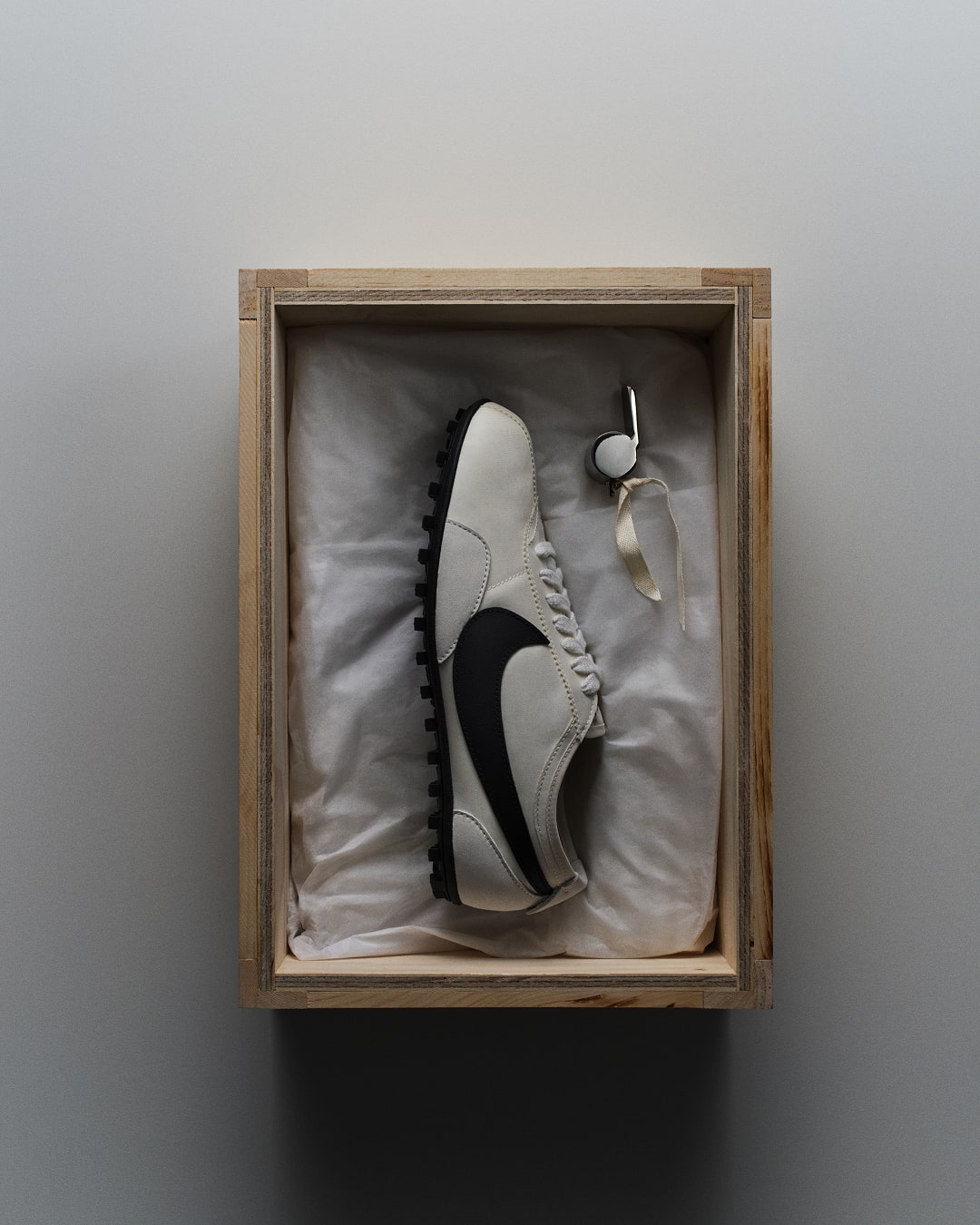 우먼스 문 슈 'Soft Pearl and Black'(II0407-001) 출시일